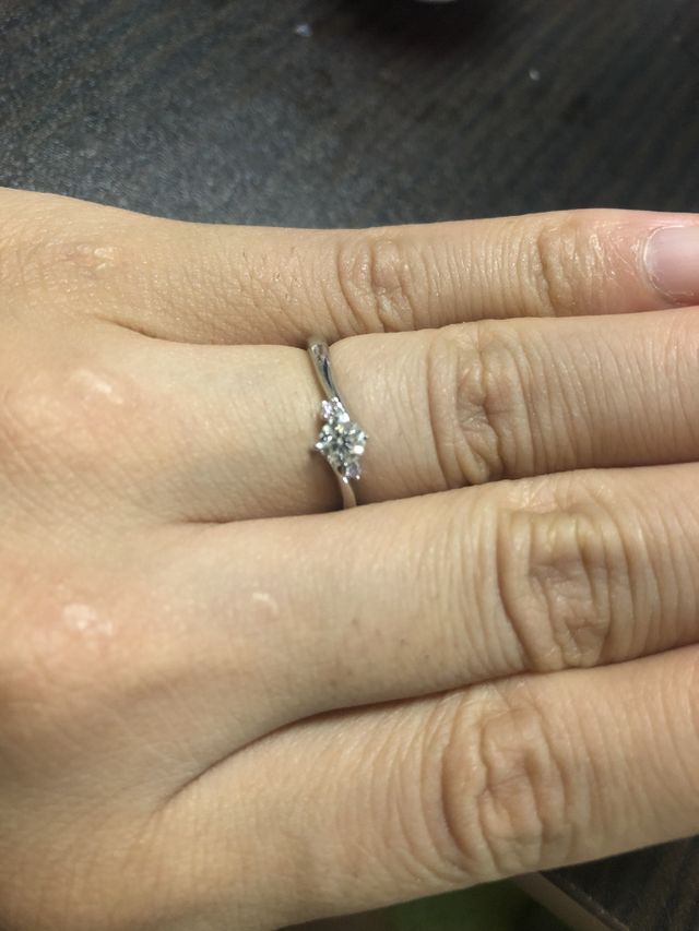 真ん中にダイヤモンド、両サイドにもダイヤモンドの婚約指輪！