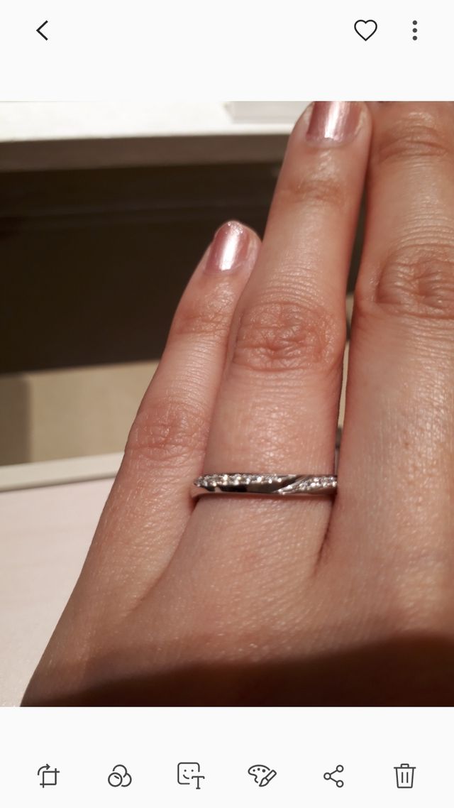 上下にダイヤがあり、とても綺麗なデザインでした！