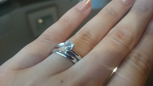 入籍指輪と婚約指輪を重ね付け。ダイヤは0.3ctです。