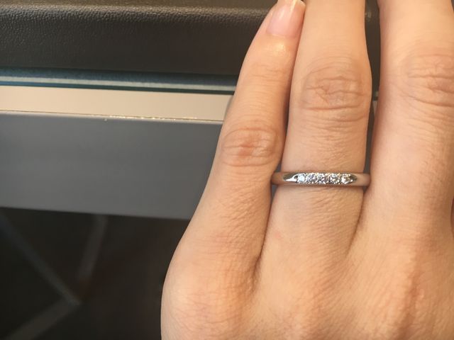 
ストレートのプラチナにメレダイヤが5つ並んでいる