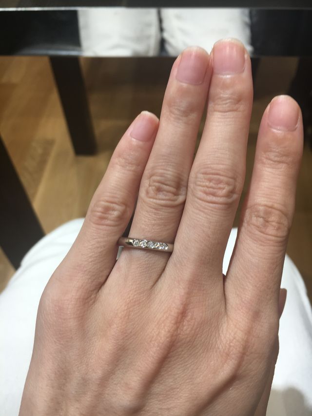 大きめのダイヤが5石入っている