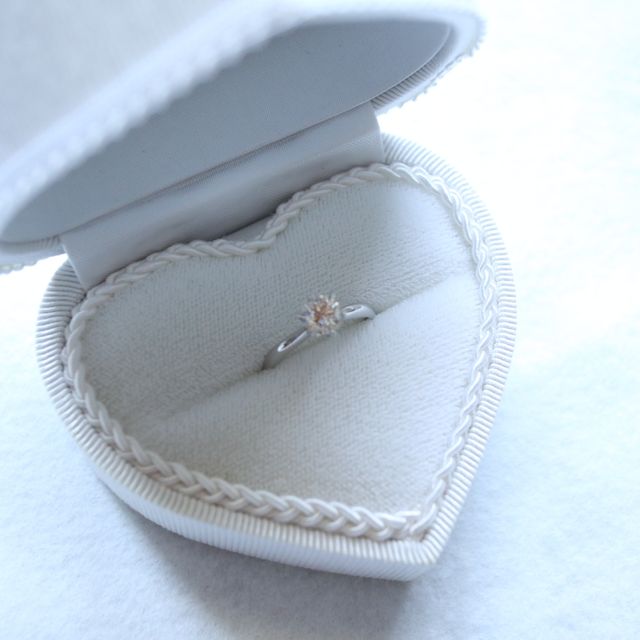 婚約指輪です。ハートのケースに入れてもらいました。
