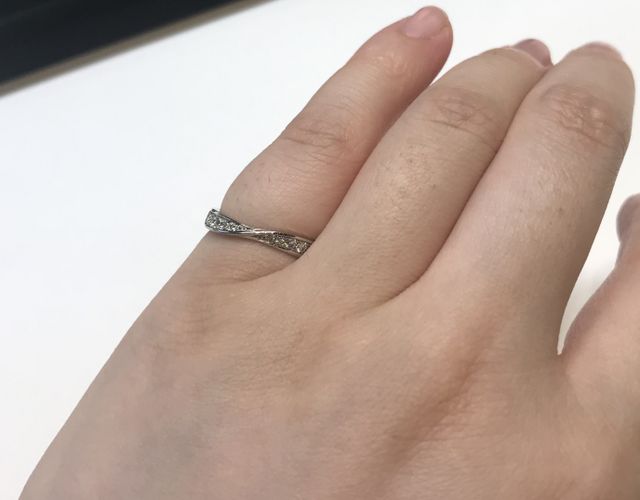 捻りのあるデザインのハーフエタニティです