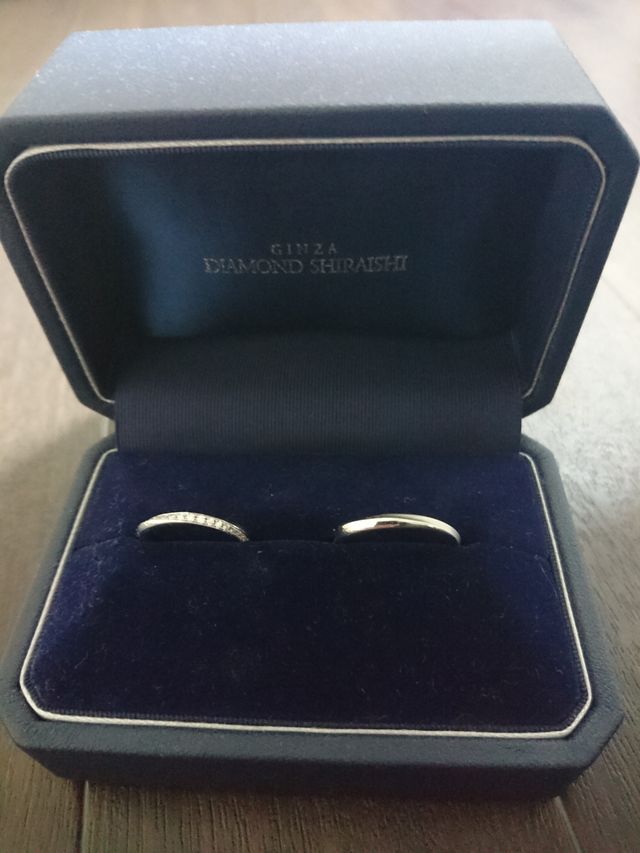 ブーケというシリーズのペアリングです。上品で綺麗な指輪です。