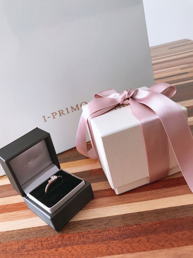 ピンクゴールドとプラチナのリングです。ダイヤが3つ付いてます