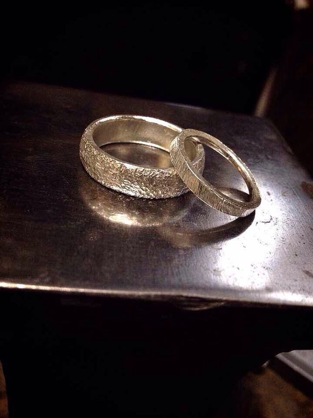 一つのシルバーの塊から二つの指輪を作って頂きました