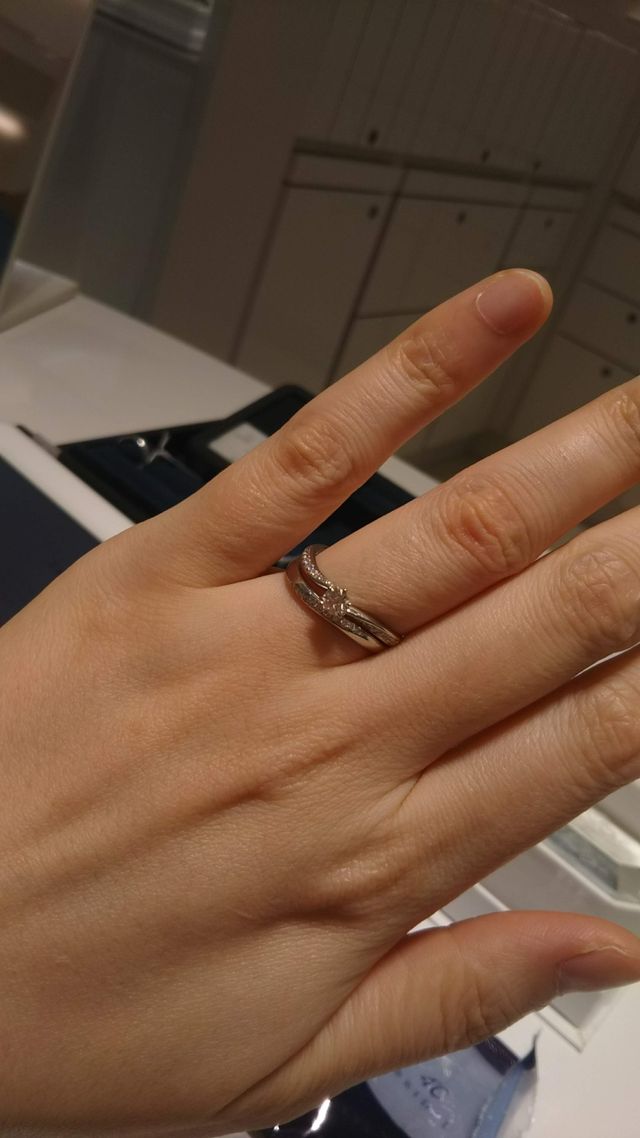 ウェーブのデザインが指を綺麗に見せてくれます。