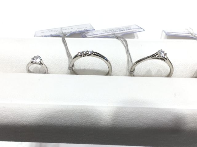 ベビーリングと他デザインも併せてご案内いただきました。