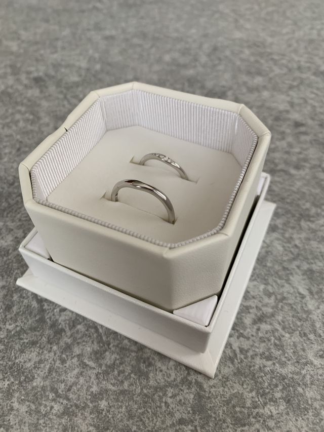 V字が少しあり、ウェーブっぽさもある指輪です。