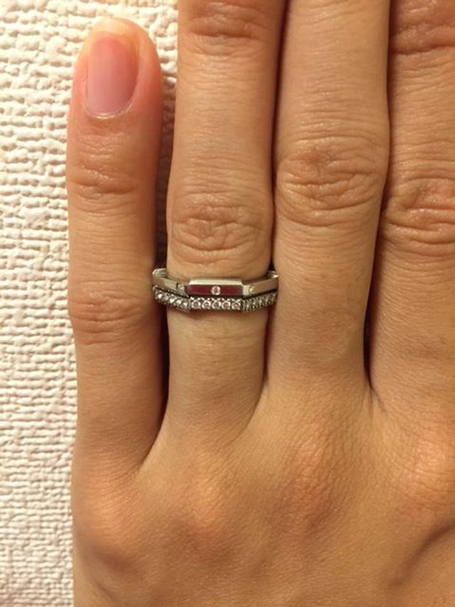 上が結婚指輪、下が婚約指輪。