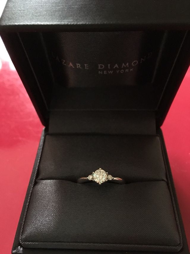 真ん中に大粒のダイヤ、その両サイドに小さいダイヤがついてます