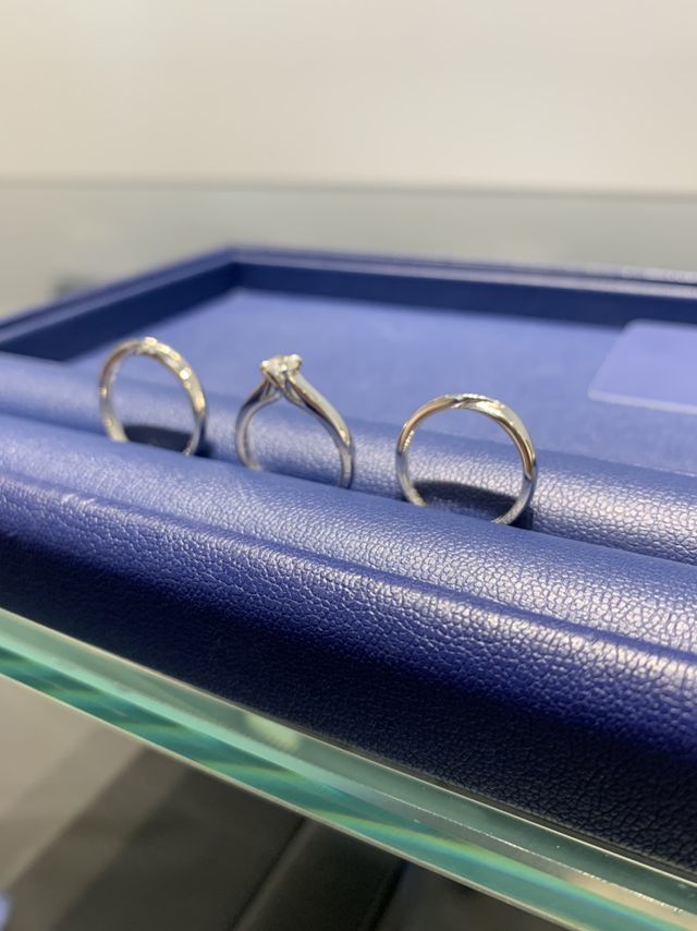 左から、新郎、婚約指輪、新婦用。
