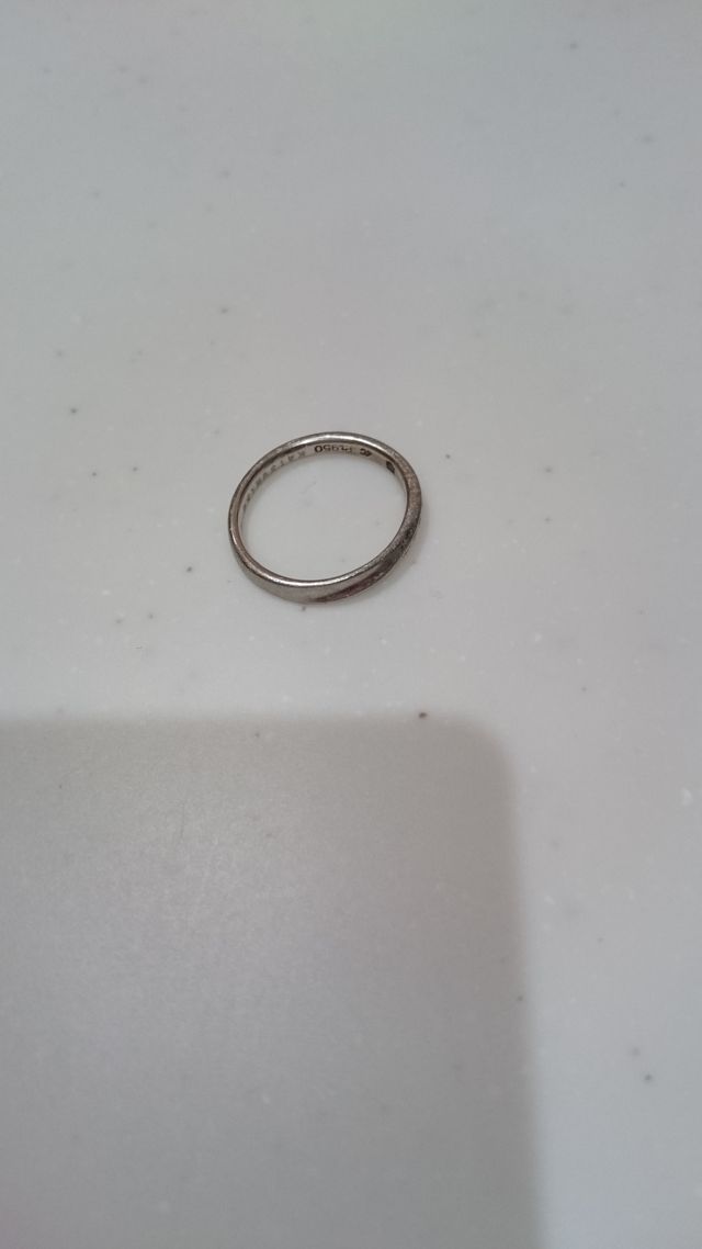 内側に二人の名前、ブルーダイヤも入れてもらえます