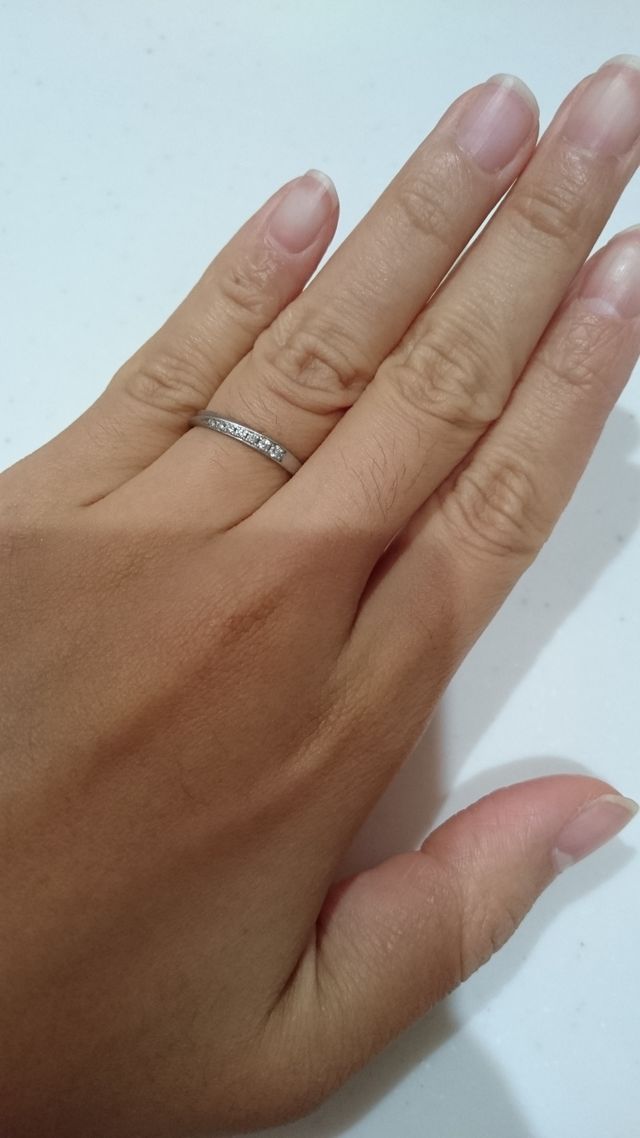 ウェーブされたラインにダイヤが散りばめられています