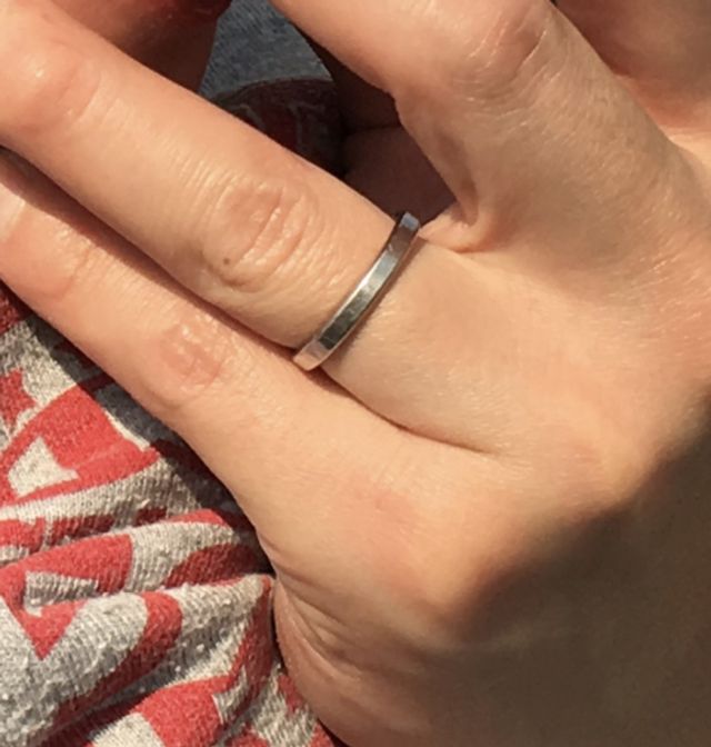 シンプルなライン。内巻きなのでつけ心地は良いです。