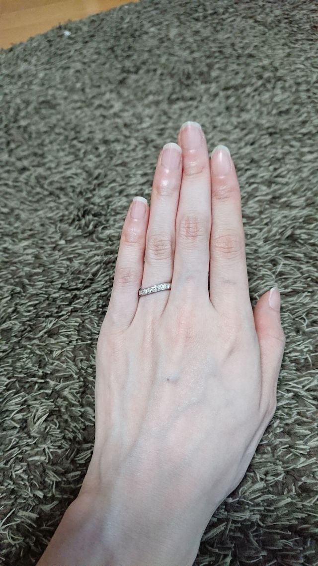 ダイヤが11個ついていてリングは緩やかな曲線になっています