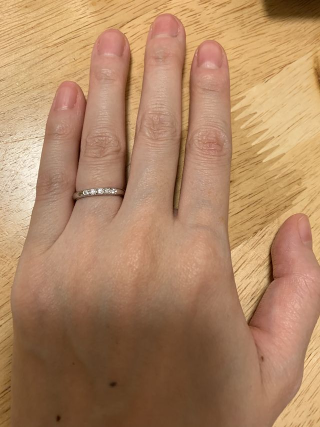 ストレートでダイアモンド5粒のデザイン。