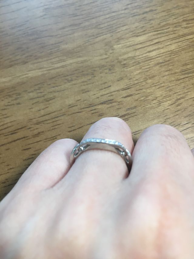 ハーフエタニティ風、横からは立体的なデザイン
