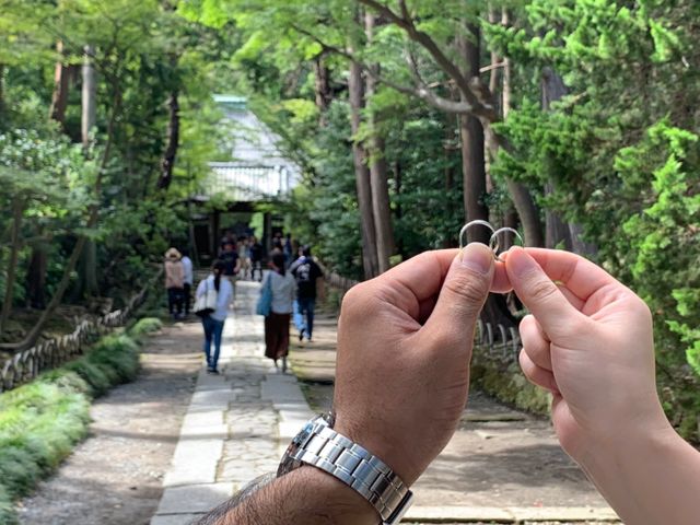 記念にと、外の縁起の良さ気な神社で撮ってもらいました。
