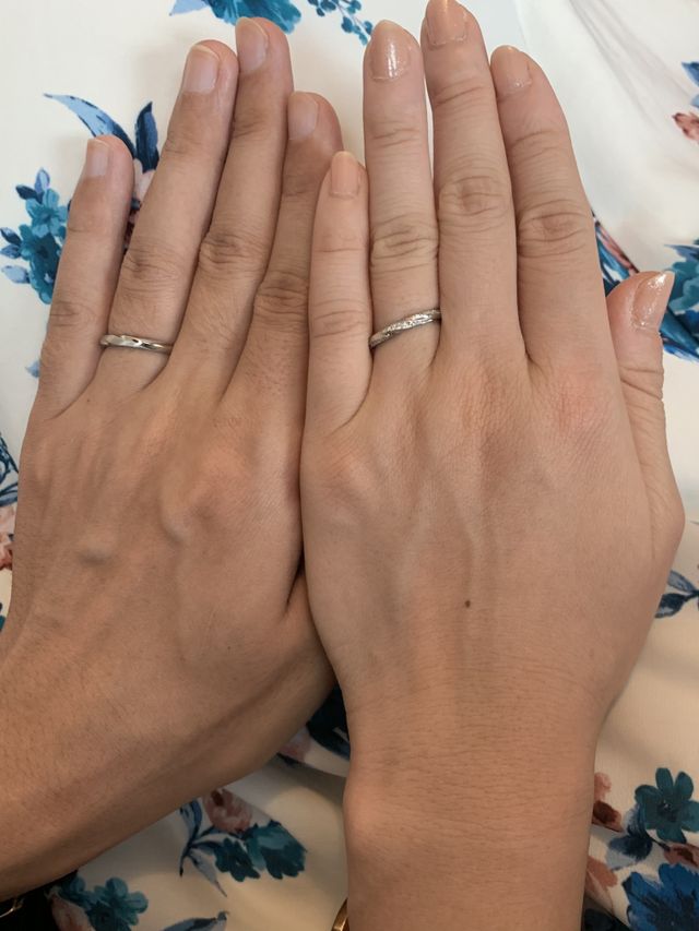 ひねりのあるデザインなので、指が少しほっそり見えます。