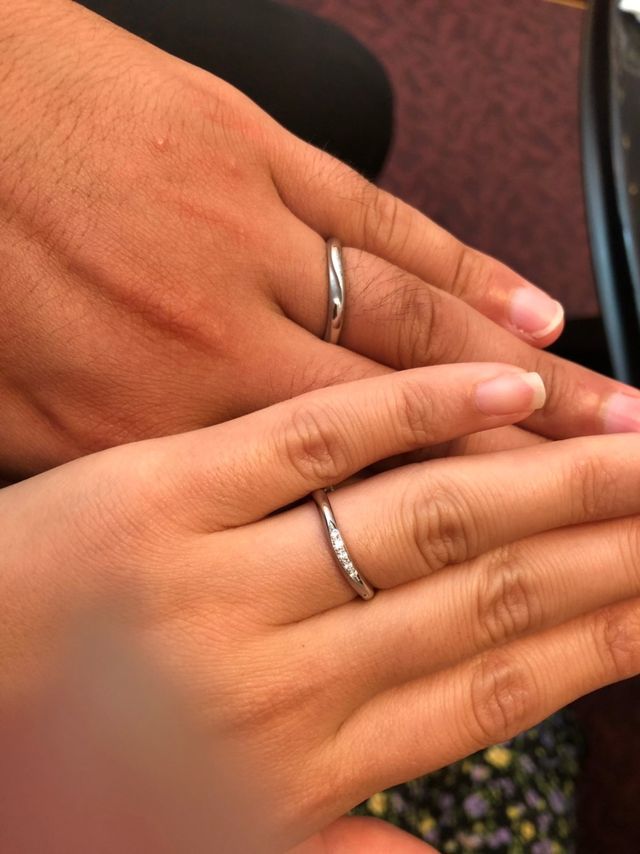 ウェーブ型で優しい印象を与え、指通りが良い指輪です。