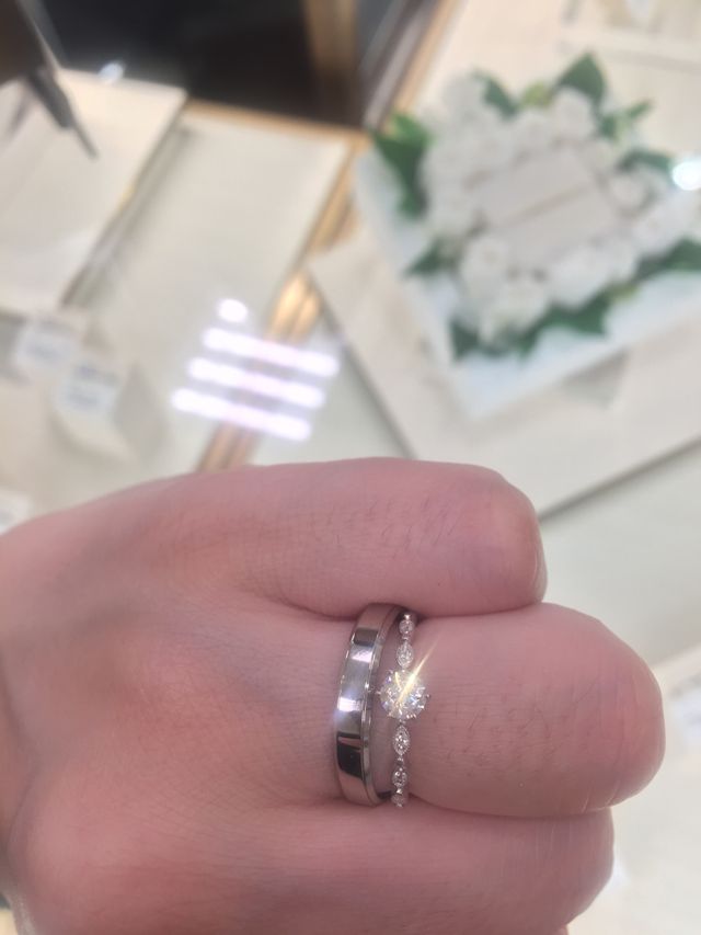 結婚指輪は太めの為、お借りしました。