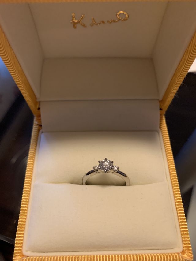 フルオーダーで作っていただいた婚約指輪です。