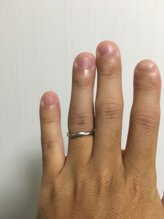 ストレートではなく、少しねじれた感じで細く見える