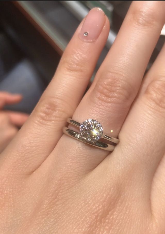 結婚指輪(キャナル)と重ねて、セットリングの様に着けています
