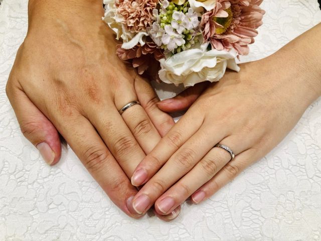 出来上がった指輪をつけて写真を撮ってもらいました。