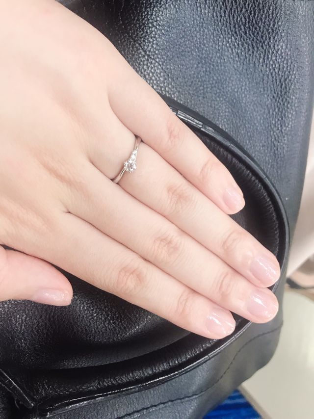 薬指にはめた時の様子で、とても輝いていて綺麗です。