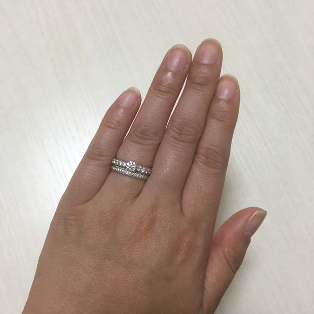 婚約指輪と一緒に着用しても似合うので気に入っています♬