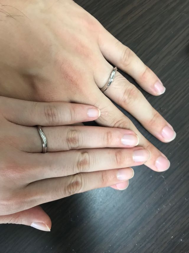 指にはめた状態で二人の手元を撮影。