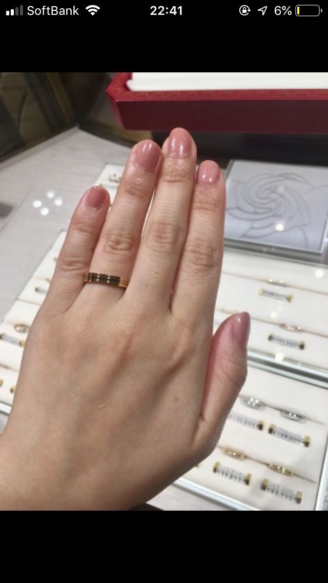 個性的で、カルティエらしいゴールドリングです。