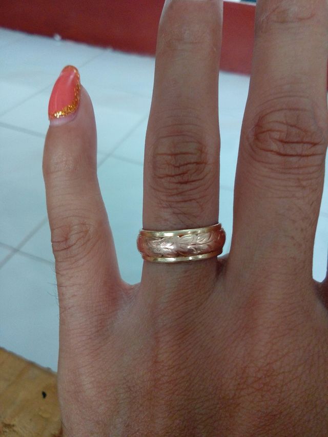 土台はゴールドでピンクゴールドのリーフが巻きついているタイプ