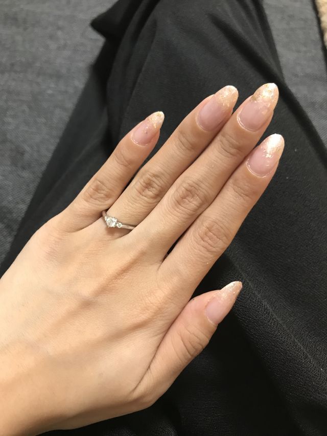婚約指輪着用時の写真です。