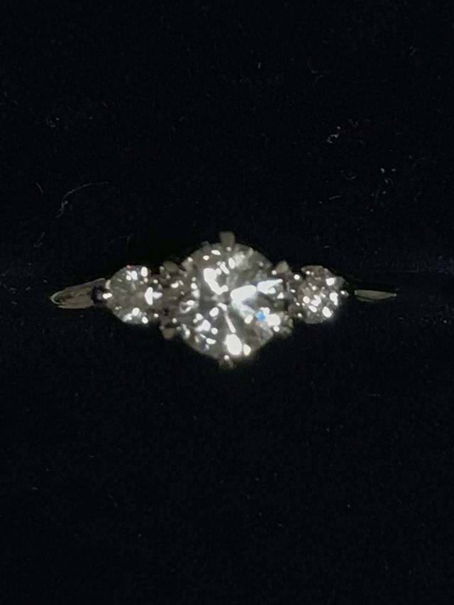 婚約指輪のアップの写真