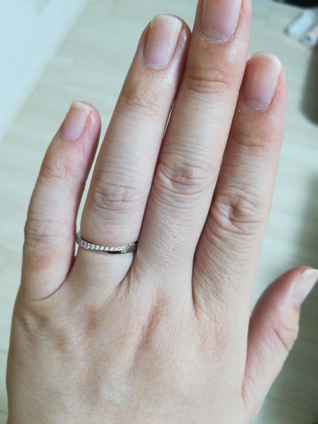 手首側と指先側でデザインが変わって見え、飽きません。