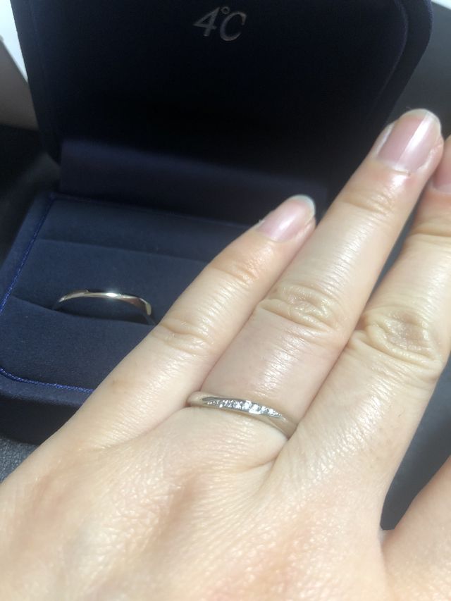 埋め込まれたダイヤがキラキラしてとても可愛いです。