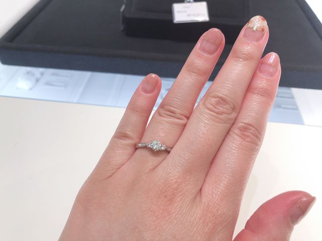 真ん中にダイヤが一粒、サイドに小さめのダイヤが入っています。