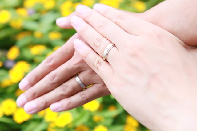 デート撮影時にお花をバックに指輪を撮っていただきました。