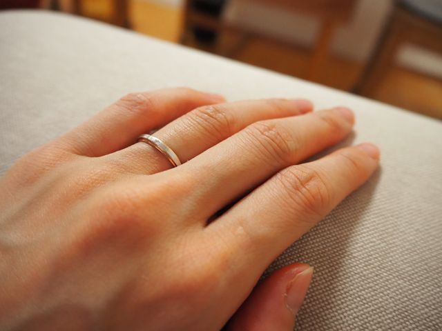 ダイヤは小粒で、キラキラが似合わない自分には丁度よい輝きです