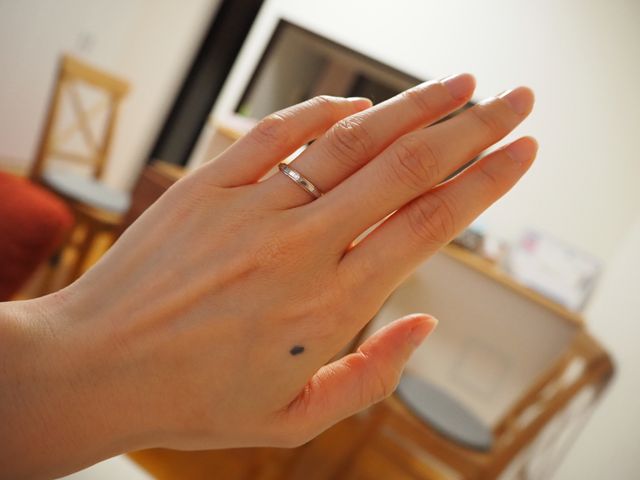 さりげなくバイカラーで、肌なじみのいい色味です