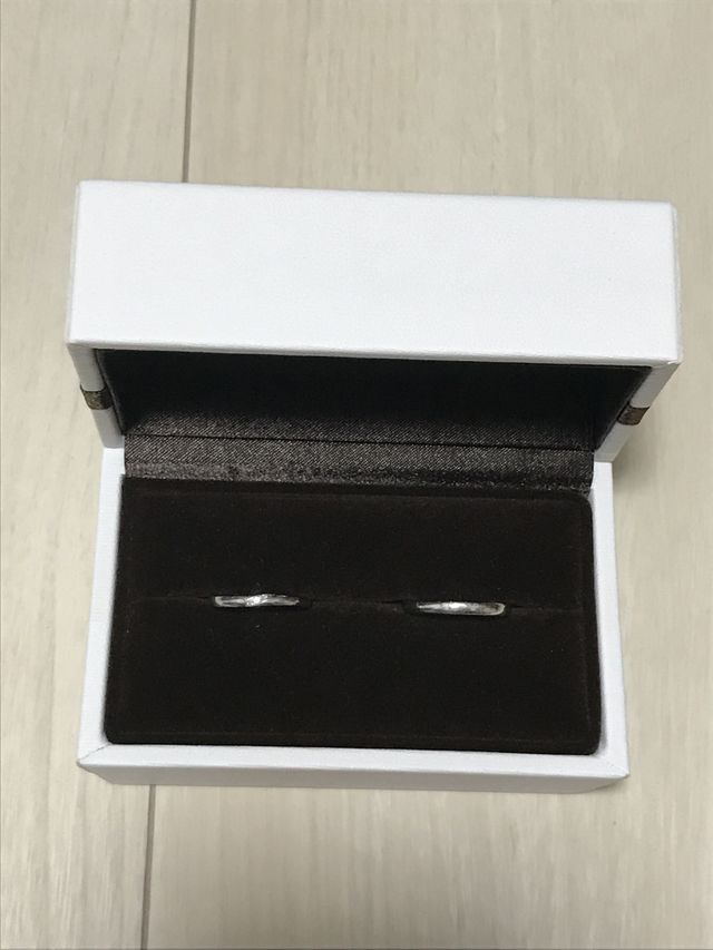 左が女性右が男性です。
女性の方は中心にダイヤが5つあります