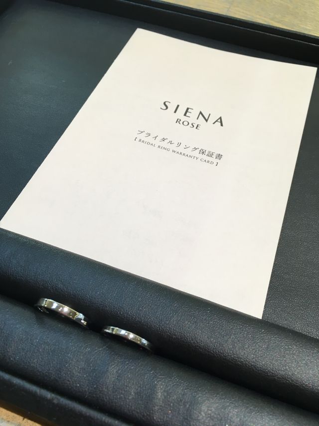 出来上がり後の指輪と保証書