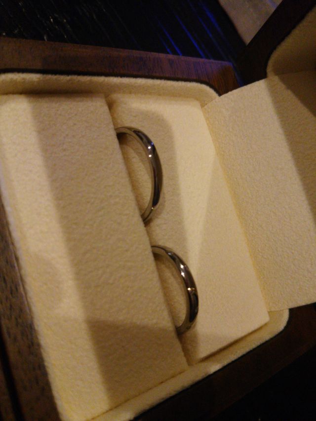 女性用の指輪にだけ、適度な華やかさをメレダイヤで。