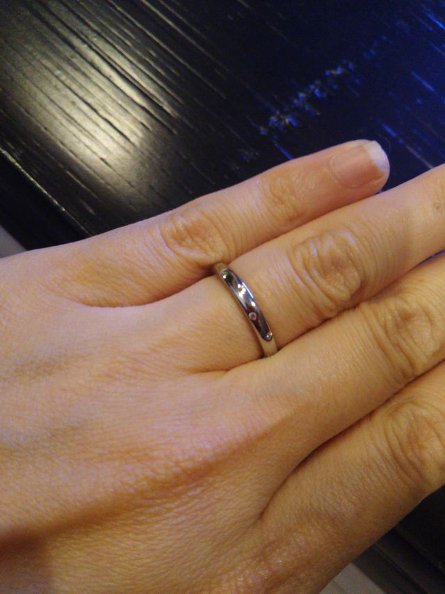 指が太いので、できるだけ細く見せる為、ストレートラインを選択