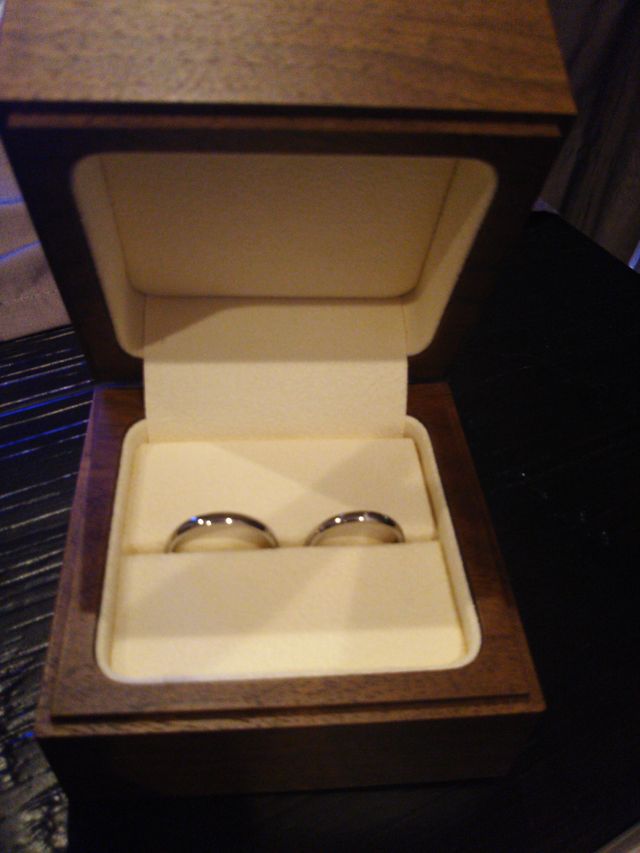 二人とも指輪はしない主義の為、素材はホワイトゴールド。