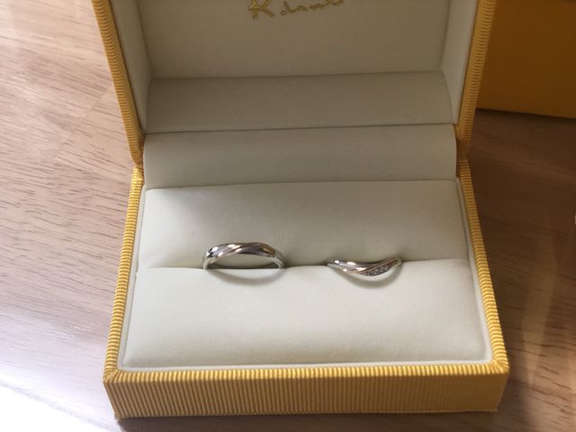 ケイウノ  の黄色のリングボックスに入れて。
