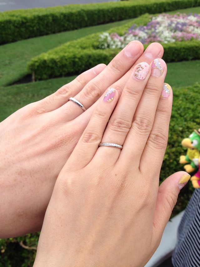 ペアデザインの細身の指輪です